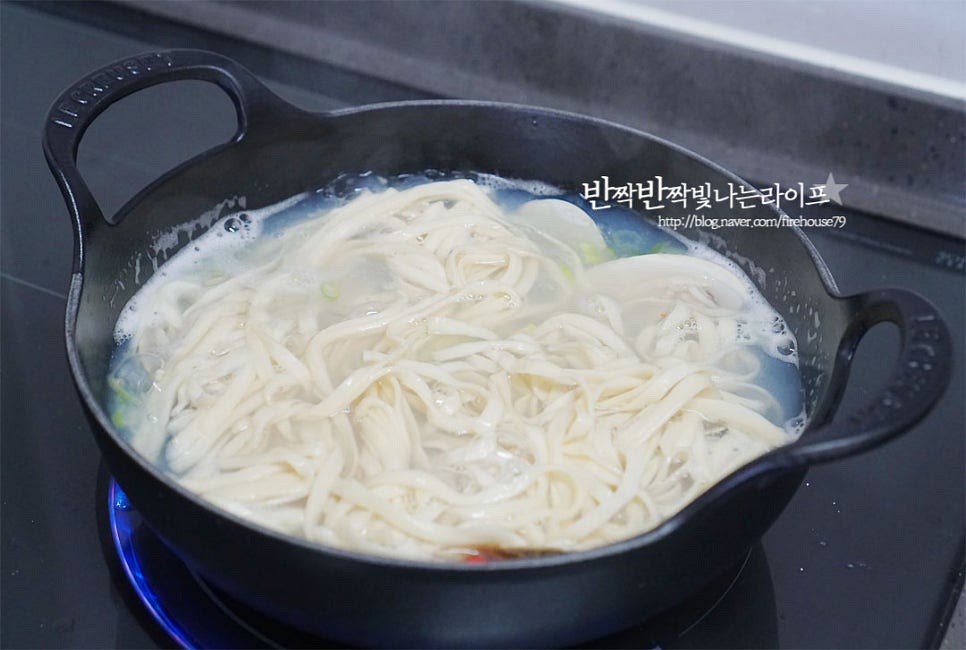 탕으로 먹어도 맛있지만 더 맛있게 즐기는 법 백합 칼국수 끓이는법 이죠~! 기본 육수가 진하게 우러났기 때문에 면을 넣고 끓여주기만 하면 됩니다. 면까지 넣고 먹음 완전한 꿀조합 완성입니다. 여기에 김치나 겉절이까지 더해주면 이대로 맛집이 되어버린답니다. 특유의 깔끔하면서도 깊고 시원한 바다 맛에 반해요~ 끓이는법 영상을 같이 보시면 조금 더 쉽게 만들어 드실 수 있답니다. 칼국수 끓이는법 백합탕 시원한 국물에 더해진 면은 찰떡같이 잘 어울린답니다. 재료 본연의 맛을 살려 맛있게 끓여드세요. 끄읕 !