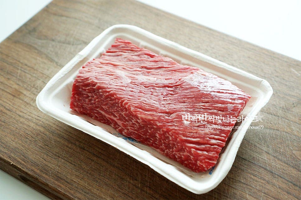 쇠고기 양지머리를 준비했어요. 소고기육개장을 만들 때 덩어리 고기로 국물을 우린 뒤 결대로 찢어 식감과 진한 국물맛을 살려주었어요. 고기는 찬물에 담가 30분 정도 핏물을 빼줍니다. 핏물을 뺀 고기와 물 2L 파 1대, 양파 1개, 무 1/5조각을 넣고 1시간 정도 삶아줍니다. 파는 뿌리까지, 양파는 껍질까지 넣어주면 육수가 더 진하게 우러나요.