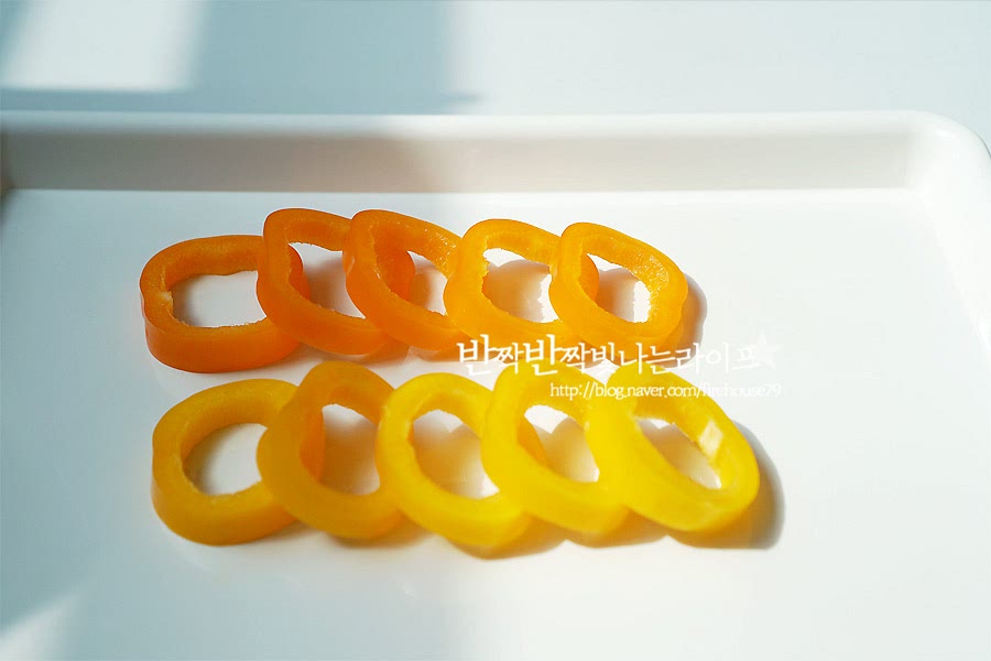 두부전에 들어갈 야채 손질을 해줍니다. 미니 파프리카는 깨끗이 씻고 양끝을 잘라주어 안에 있는 씨를 제거해줍니다. 그리고 일정한 크기로 잘라 준비해줍니다. 애호박, 쪽파, 당근은 잘게 썰어 준비해줍니다. 이 때 손질하고 남은 파프리카도 함께 썰어 주었어요.