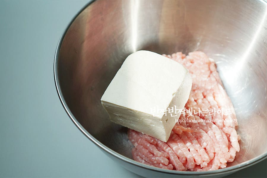 두부 반모는 끓는 물에 데쳐 식힌 뒤 물기를 제거하여 준비해주세요. 썰어둔 야채와 데친 두부, 다진 돼재고기, 달걀 2개를 넣고 반죽을 섞어줍니다. 이 때 국간장 작은 한스푼을 넣거나 소금, 후추로 간을 해줍니다. 두부전은 이 반죽을 동그랗게 빚어 노릇노릇 구우면 되고, 파프리카전은 추가 과정이 필요해요. 저는 대부분 반반 만들어서 먹곤해요.