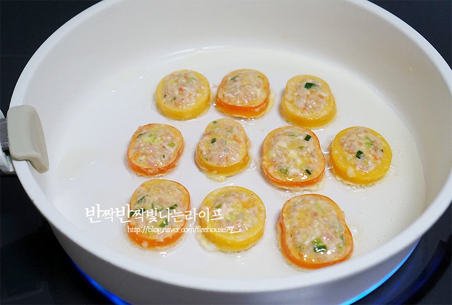 달궈진 팬에 반죽을 먹기 좋게 구워줍니다. 반죽 그대로 담백하게 구워먹어도 맛있지만 이렇게 파프리카에 넣어서 계란물을 약간 묻혀 구워주면 알록달록한 색감에 눈도 즐겁고 특유의 달콤함에 입도 즐거워요. 파프리카전을 구울 때 처음부터 센 불에 구워버리면 속까지 익지않고 겉면만 타버릴 수도 있으니 중약불에서 구워주는게 좋아요. 잘익은 것은 앞뒤가 볼록하게 부풀듯이 익어요. 노릇노릇 맛있게 만들어졌습니다. 두부가 들어가서 담백하기도 하고 파프리카 특유의 달콤상큼한 맛이 또 다른 매력이 있답니다. 색깔이 고와서 아이 반찬으로 만들어주면 노란색 동그라미, 주황색 동그라미라며 아이가 더 잘 먹는 것 같아요. 만드는 과정은 간단한 영상도 담아보았어요. 반죽만 간단하게 만들어서 동그랗게 구워내면 다른 메인 반찬 필요없이 온가족이 모두 잘 먹는답니다. 초딩입맛인 신랑도 이렇게 구워주면 남김없이 아주 잘 먹어요 ^ㅁ^ 동글동글 색감이 그릇에 담아놓으니 먹음직스러운 것 같아요. 반죽을 만드는 기본 레시피만 알면 다른 재료로 응용하기에도 좋은 메뉴가 아닌가 싶어요. 파프리카 말고 고추를 반으로 잘라 구워먹어도 맛이 좋아서 추천드려요. 파프리카전은 눈과 입이 모두 즐겁고 영양도 만점이에요. 간단하게 만들기 좋기도 하고 두부전 까지 두 가지를 한번에 만들어 골라먹는 즐거움도 있답니다. 끄읕 !