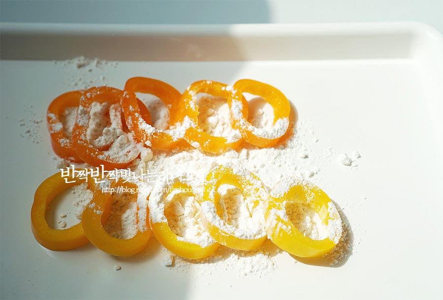 동그랗게 모양맞춰 썰어둔 것에 밀가루 또는 부침가루를 묻혀 털어줍니다. 그 안에 반죽을 넣어주면 되는데 밀가루나 부침가루를 묻혀주어야 반죽과 분리되지않고 구워져요.