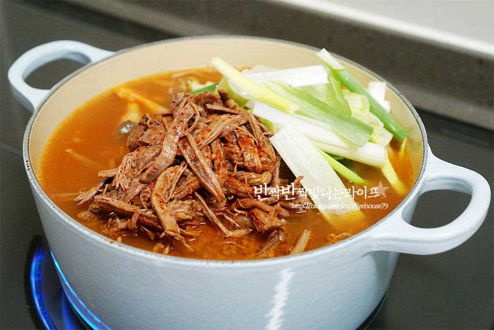 커다란 냄비에 육수를 붓고, 밑간해둔 재료를 모두 넣어줍니다. 그리고 파도 넣어요. 시원한 국물 맛을 위해 넉넉하게 넣어주었어요. 깔끔한 매운 풍미를 위해 고추기름 3 큰 술 정도 넣어줍니다. 보글보글 끓으면 중약 불로 낮추어 30분~1시간 푹 끓여줍니다. 끓이면 끓일수록 재료에서 나오는 감칠맛이 어우러져 더 깊고 얼큰한 맛이 나요. 매운맛을 좋아한다면 청양고추를 곁들여도 좋고, 고춧가루를 추가하셔도 됩니다. 부족한 간은 국간장이나 소금으로 하고 먹기 전에 후추 약간 뿌려줍니다. 파는 맛을 더 느끼고 싶다면 다시다조미료를 넣으셔도 됩니다. 조미료 넣지 않아도 오래 끓이기만 해도 진국이 따로 없지만요^^ 푹 끓인 뒤 먹기 좋게 그릇에 담아줍니다. 건더기가 푸짐해야 식감부터 먹는 맛이 있죠. 칼칼한 국물 한 그릇을 보기만 해도 절로 든든해지는 기분이 들어요~ 끓이는법 영상을 같이 보시면 조금 더 쉽게 따라 만드실 수 있답니다. 얼큰한 국물에 밥 말아서 먹어도 좋고 칼국수 면 넣으면 색다르게 육칼로도 맛볼 수 있어요. 정성이 들어가서 그런지 어떻게 먹어도 맛있답니다. 육개장 끓이는법 집에서 얼큰하고 깊은 감칠맛 살려서 푸짐하게 만들어 드셔보세요. 소고기 부터 대파, 버섯 등 재료도 아낌없이 넣고 푹 끓여내면 그만큼 깊은 맛이 난답니다. 맛있게 만들어 드세요^^ 끄읕 ! 무국도 같이 참고해 주세요.