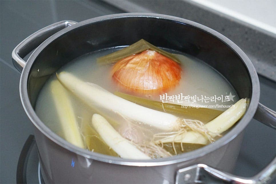 부재료를 손질하는 동안 육수가 진하게 우러났어요. 고기는 건져내어 주고, 나머지는 체에 밭쳐 국물만 걸러내어 줍니다. 고기는 한 김 식힌 뒤 결대로 찢어 줍니다. 너무 얇게 찢으면 오래 끓이면서 다 풀어지므로 적당히 식감이 씹힐 정도로 도톰하게 찢어주었어요. 고기 역시 밑간을 해주는데요. 고춧가루 1 큰 술, 국간장 1 큰 술 맛술 1 큰 술, 참기름 1/2 큰 술을 넣고 조물조물 버무려요.