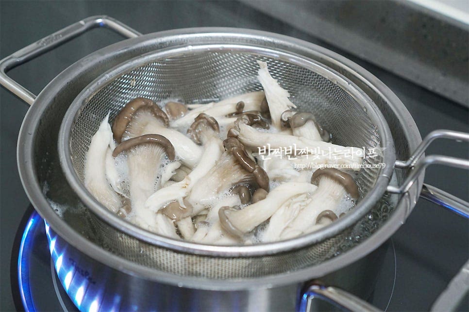 곁들이는 재료들을 손질하여 줍니다. 느타리버섯은 끓는 물에 소금 약간 넣고 1~2분 가볍게 데쳐줍니다. 숙주 역시 끓는 물에 소금 약간을 넣은 뒤 아주 가볍게 데쳐줍니다. 오래 데치면 식감이 물렁해지니 30초~1분 정도 가볍게 데쳐요. 삶은 고사리와 토란대는 먹기 좋은 크기로 잘라줍니다. 토란대 같은 경우 두꺼운 건 결대로 찢어 주어요. 대파가 듬뿍 들어가야 맛있는 법 2대 큼직하게 썰어줍니다. 재료를 아낌없이 넣고 끓여야 그 맛이 더 진하고 식감도 좋죠. 속 재료 길이와 크기 밸런스를 맞추어 손질하여 준비해요. 커다란 볼에 고사리, 토란대 데친 숙주와 느타리버섯을 담아줍니다. 고춧가루 3 큰 술, 국간장 2 큰 술 참기름 1 큰 술, 다진 마늘 1 큰 술 넣고 밑간을 해줍니다. 육개장 만드는법에서 중요한 포인트가 재료 밑간을 해주는 것인데요. 그래야 간도 잘 스며들고, 끓였을 때 깊은 감칠맛이 우러난답니다. 양념이 잘 어우러지도록 버무려 밑간해주었어요.