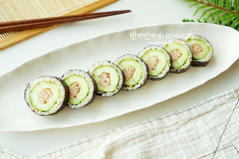 한입크기로 잘라 그릇에 담아 완성합니다. 오이가 통째로 들어가 동그랗게 모양 잡기도 쉽고 아삭한 식감 사이로 고소한 참치 마요의 감칠맛도 함께 어우러진답니다. 영상도 같이 담았어요. 오이를 길게 반으로 자른 뒤 씨를 제거한 속에 참치 마요네즈를 채워 밥 위에 올려 김으로 감싸 만드는 레시피로 재료도 간단하고 식감과 맛도 좋습니다. 무엇보다 부담없는 한끼로 한번 만들어보면 쉬워서 자주 가볍고 든든하게 챙겨먹기도 좋고요. 오독오독 맛있는 식감의 김밥 레시피를 맛있게 요리해드세요. 끄읕 !