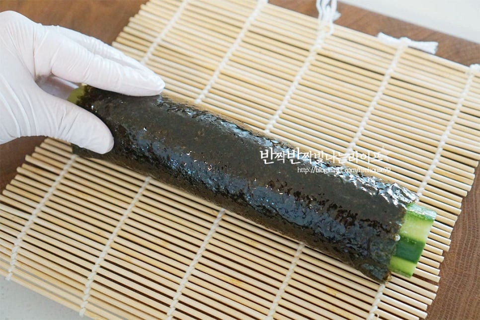 겉면에 고소한 참기름을 골고루 발라줍니다. 마지막에 발라주면 윤기도 나고 고소한 풍미를 맛볼 수 있어요. 한입에 먹기 좋은 크기로 썰어줍니다.