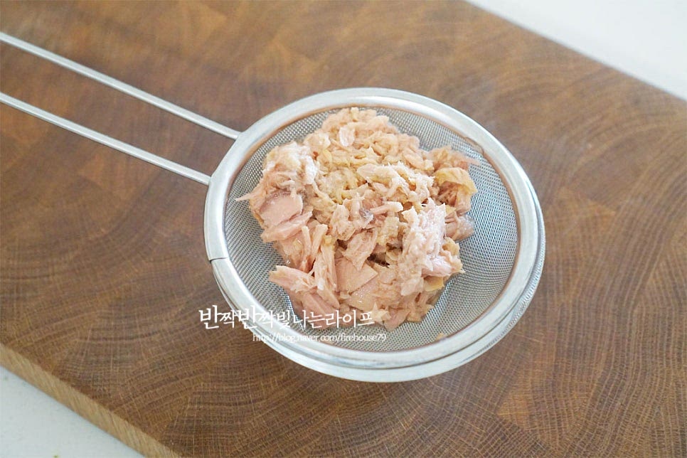 참치는 체에 밭쳐 기름기를 빼줍니다. 마요네즈 1큰술 듬뿍, 설탕 한꼬집 소금, 후추 약간 넣어주었습니다. 저당 마요네즈와 알룰로스를 넣었어요. 참치로 만든 레시피로 준비했는데 크래미나 저염 명란 마요를 넣어도 잘 어울려요. 재료가 어우러지도록 버무려줍니다.