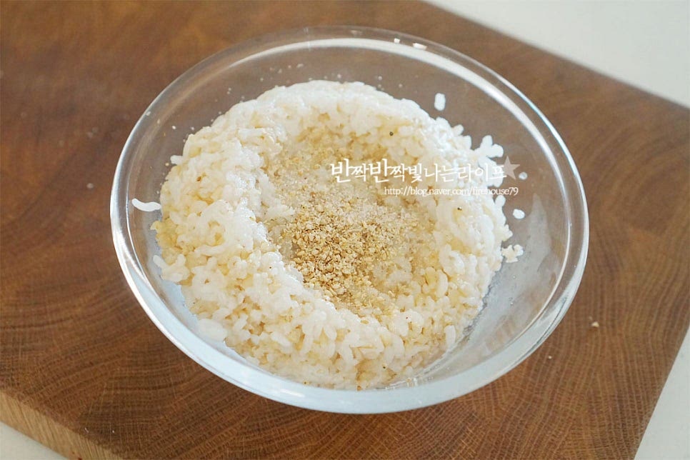 최화정 오이김밥은 단촛물로 간을 하는데 고소한 참치의 맛을 살리기 위해 저는 참기름으로 양념했어요. 구수한 식감이 있는 현미밥을 넓은 볼에 담고 소금 두꼬집, 참기름 1/2큰술 깨소금 1작은술 넣어줍니다. 짠맛은 소금으로 조절해주세요. 양념재료가 뭉치지않게 풀어가며 섞어줍니다.