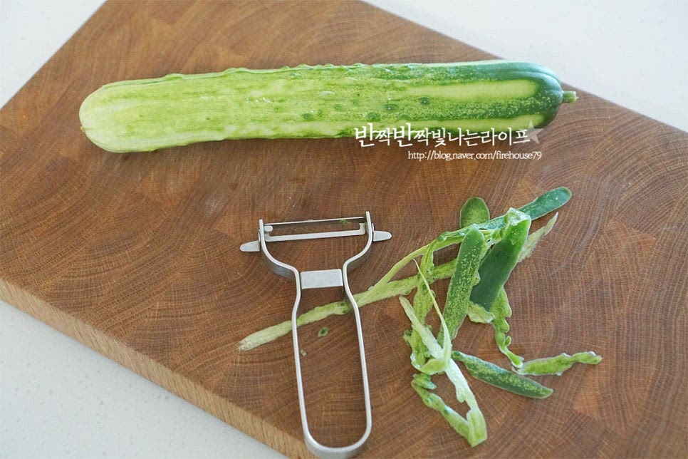 겉을 굵은소금으로 살짝 문질러 씻은 뒤 껍질 부분을 약간만 벗겨줍니다. 통째로 넣어도 좋지만 질긴 껍질 부분만 필러로 긁어주었습니다.