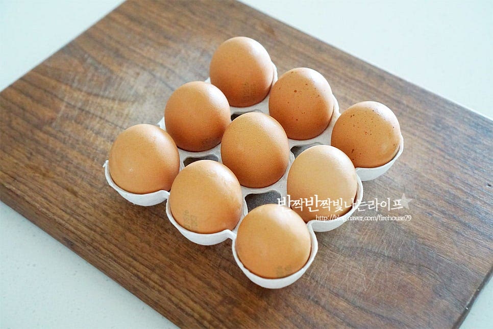 달걀 3~4개 정도면 김밥 한 줄을 말 수 있어요. 크기에 따라 조금 다를 수 있지만 저는 작은 건 4개, 큰 건 3개로 한 줄을 만들었어요. 볼에 깨뜨려 넣은 뒤 소금 1/3 작은 술, 맛술 1 큰 술을 넣어줍니다. 부드럽게 풀어줍니다. **보다 부드럽게 만들고 싶다면 체에 한번 내려주셔도 좋아요. 당근은 얇게 채를 썰어줍니다. 채칼을 사용하여 일정하게 썰어주었어요. 당근의 달큰함도 맛나고 색감도 곱답니다. 깻잎은 줄기를 자르고 반으로 잘라줍니다.