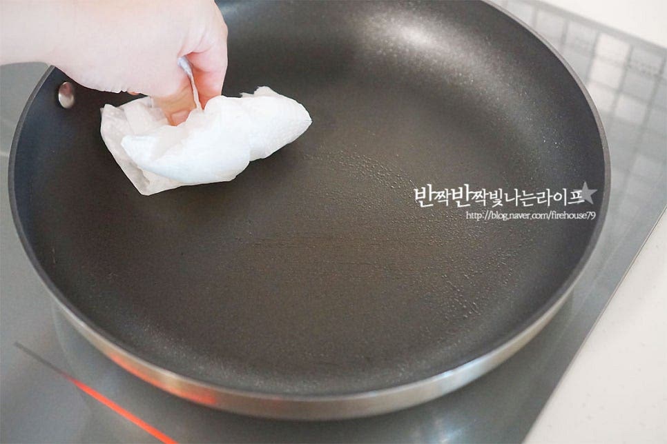 달군 팬에 식용유 약간 두른 뒤 키친타월로 닦아 코팅하여 줍니다. 기름을 많이 두르지않고 코팅되듯이 발라주는 게 포인트에요. 달걀물을 얇게 부어 약불에서 구워줍니다. 밥 대신 들어가는 것이라 식감을 살려 얇게 구워주는 게 포인트에요. 얇게 채를 썰어줍니다. 세장은 채를 썰지 않고 김크기에 맞추어 가장자리를 잘라둡니다. 식용유 두른 팬에 당근을 넣고 소금 약간 넣어 간을 한 뒤 볶아줍니다. 크래미 맛살도 구워 준비해요. 계란지단과 당근은 완전히 식혀줍니다.