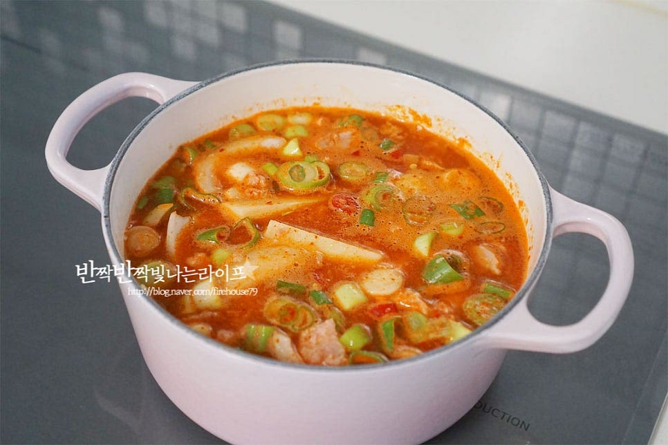 재료를 넣은 냄비를 넣고 센 불에서 끓여줍니다. 재료가 어우러지도록 섞어주고 끓어오르면 중불로 낮추어 끓여주세요. 감자가 부드럽게 익을 정도로 뭉근하게 끓여 깊은 맛을 내어줍니다. 끓일수록 스팸의 감칠맛이 진하게 우러나요. 자박자박하게 감자고추장찌개 레시피를 완성합니다.