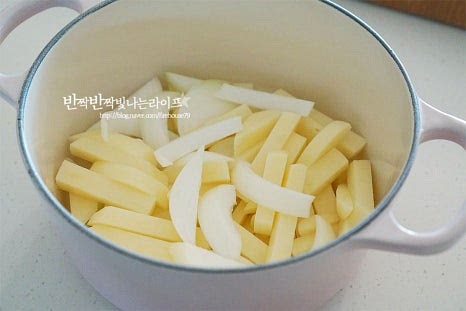 냄비에 먹기좋게 자른 감자와 양파, 고추와 대파, 스팸을 모두 넣어줍니다. 스팸고추장찌개 레시피가 간단한게 재료를 모두 넣고 끓이기만 하면 된답니다. 고추장 1큰술 듬뿍, 된장 1/2 큰 술 황설탕 1 큰 술, 고춧가루 2 큰 술 진간장 3 큰 술, 간 마늘 1 큰 술을 넣어줍니다. 고추장과 된장을 같이 넣어 구수하면서도 매콤 달큰한 맛을 내어주는데요. 장맛에 따라 양념재료는 조절해 주세요. 물 4컵을 부어줍니다. 냄비의 크기나 재료의 양에 따라 자작하게 잠기는 정도로 양을 조절해 넣어주세요.