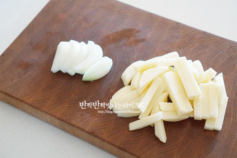 야채 중에서도 제철 감자를 넣어 포슬포슬 부드러운 맛을 느낄 수 있죠. 감자는 껍질을 깎은 뒤 1cm 두께로 두툼하게 채 썰고 양파도 크기를 맞추어 썰어줍니다. 대파, 청양고추는 송송 썰어줍니다. 칼칼한 감자고추장찌개를 만들기 위해 매운맛 입맛에 따라 청양고추를 넣어주세요.