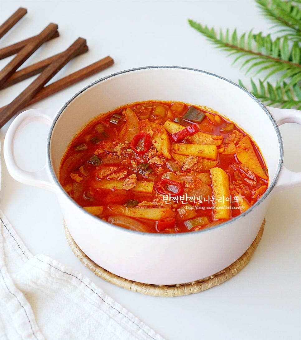 백종원 감자스팸짜글이 레시피 완성입니다. 잘 익은 감자를 진한 국물과 슥슥 비벼 먹으면 밥 한 그릇 뚝딱 비우는 맛보장 감자짜글이 레시피에요. 재료 준비도 간단하고 으깬 스팸과 고추장, 된장이 들어간 매콤 구수한 양념장을 풀어 국물을 자박하게 끓여주면 완성입니다. 제철 감자로 맛있는 찌개를 만들어드세요. 끄읕 !