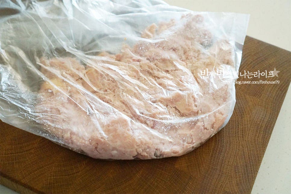 통조림 햄을 준비한 뒤 비닐팩에 담아 으깨어줍니다. 썰지 않고 으깬 햄을 넣으면 국물맛에 짭조름한 진한 농축된 맛이 우러나 조미료와 같은 역할을 해줍니다. 비닐이 터지지 않게 손바닥으로 눌러서 입자가 거칠게 으깨어주면 고기를 먹는 것 같은 식감이랍니다. 기름이 많기 때문에 도마 위에 바로 올리는 것 보다 비닐팩을 활용하면 간단합니다.