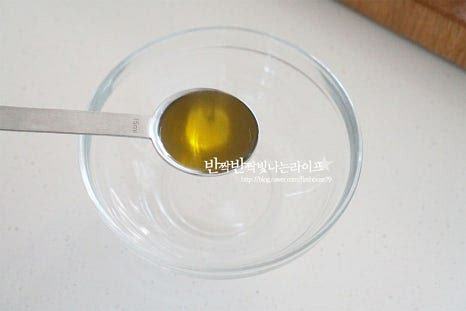 발사믹식초 2 큰 술, 올리브오일 2 큰 술 레몬즙 1/2 큰 술, 알룰로스 1 작은 술 소금과 후추 약간을 넣어줍니다. 간에 따라 레몬즙은 생략 가능하며 단맛은 꿀이나 알룰로스로 맞추어주세요. 바질잎을 곁들여 허브 종류는 생략했는데 씨겨자나 허브가루를 넣어도 좋습니다. 발사믹글레이즈로 만들 때는 단맛 간이 되어있으므로 단맛 재료는 생략해 주세요.