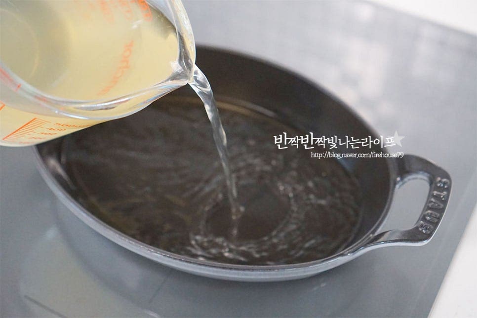 멸치 다시마 육수 500ml를 부어줍니다. 물로만 만드는 것보다 육수로 만들면 훨씬 더 진한 맛을 낼 수 있는데요. 육수를 미리 준비하지 못했다면 코인 육수나 다시다를 활용하셔도 됩니다. 떡볶이 양념을 넣어줍니다. 고운 고춧가루 1 큰 술, 고추장 2 큰 술 황설탕 1½~2 큰 술, 올리고당 1 큰 술 진간장 1 큰 술 넣어줍니다. 깔끔한 맛을 위해 고운 고춧가루를 넣어주었고, 단맛을 내는 재료는 고추장 염도에 따라 가감하여 입맛에 맞추어 주세요. 매콤 달콤하게 간을 해주면 딱 좋아요. 양념재료가 어우러지도록 잘 풀어주어요. 육수가 베이스로 들어가 별다른 조미료 없이도 감칠맛 나는데요. 밖에서 파는 맛 내고 싶다면 다시다 1/4 작은 술 넣어주셔도 좋고, 카레 가루나 후추 등 다른 재료를 추가해 주셔도 좋아요.