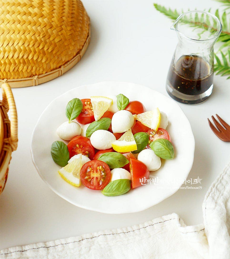 색감부터 맛있는 토마토 카프레제 완성입니다. 소스에 버무려 담아도 좋고 먹기 전에 바로 뿌려서 버무려드셔도 좋습니다. 영상도 같이 담았어요. 재료를 먹기좋게 손질하고 곁들이는 발사믹소스만 만들면 간단하게 즐길 수 있는 요리로 입맛 돋우는 샐러드 메뉴랍니다. 산뜻하고 향긋함 담아 맛있게 요리해드세요. 끄읕 !
