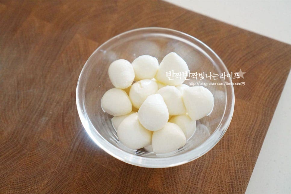 미니 모짜렐라치즈인 보코치니는 유청에 담겨있는 것을 체에 밭쳐 건져내어 물기를 털어줍니다.