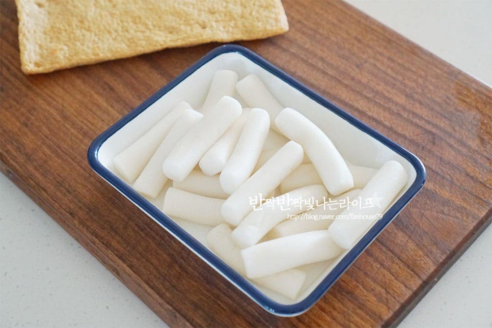 떡볶이 취향에 따라 쌀떡이나 밀떡, 누들 떡, 치즈떡 등 다양한 종류를 넣어 만들 수 있는데요. 오늘은 쫄깃하게 씹히는 맛이 좋은 쌀떡을 준비했어요. 떡은 흐르는 물에 가볍게 헹구어 물기를 털어줍니다. 같이 넣어 먹을 재료는 모두 먹기좋게 잘라주시면 되는데요. 어묵은 떡과 비슷하게 크기를 맞추어 썰었어요. 드시고 싶은 대로 모양을 내어주세요. 어묵을 얇게 썰어주면 감칠맛이 더 잘 우러나요. 당근과 대파도 어슷하게 썰어줍니다. 그 외 양파나, 양배추 등 다양하게 준비해 주세요. 단맛이 나는 재료를 많이 넣을 땐 나중에 양념에서 설탕량을 줄여주세요.