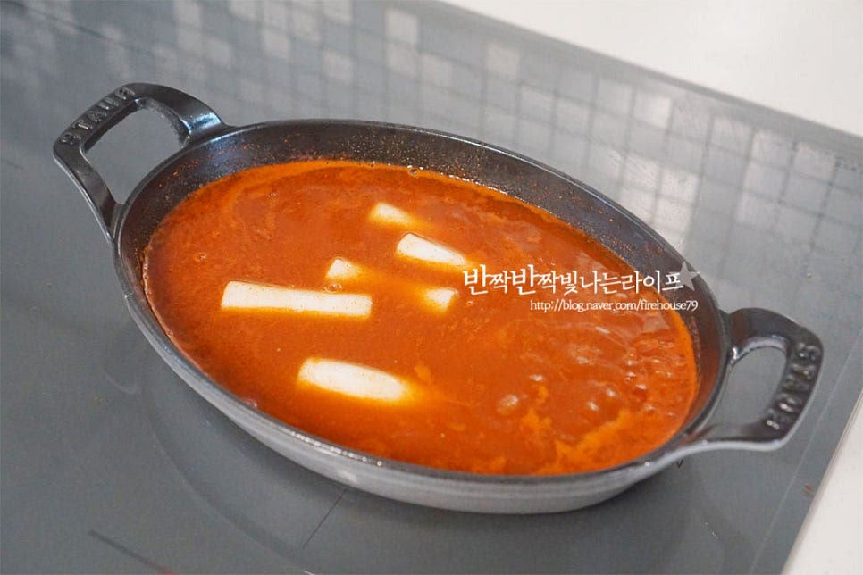 국물이 끓어오르면 떡볶이떡을 넣어줍니다. 떡이 익을 수 있게 3분 정도 끓인 뒤 어묵과 당근을 넣어줍니다. 소스와 어울리도록 저어가며 끓여줍니다. 떡과 어묵이 익고 국물의 농도가 맞추어지면 대파를 넣고 마무리해요. 국물을 자작하게 떠서 건더기와 같이 먹음 딱 좋아요. 삶은 계란이나 튀김 등을 곁들이면 더 푸짐하게 드실 수 있고요. 영상도 같이 담았어요. 깔끔하게 매콤달콤하면서도 감칠맛 나는 양념 국물은 자꾸만 떠먹게 되는데요. 떡볶이 만들기는 만들어보면 육수, 고추장, 고춧가루 등 재료부터 만들기까지 집에서 간단하게 요리해 먹기 좋은 메뉴에요. 어떤 재료를 넣어 만드냐에 따라 맛도 다양해서 자주 먹게 된답니다~ 국물떡볶이 레시피로 맛있게 만들어 드세요^^ 끄읕 !