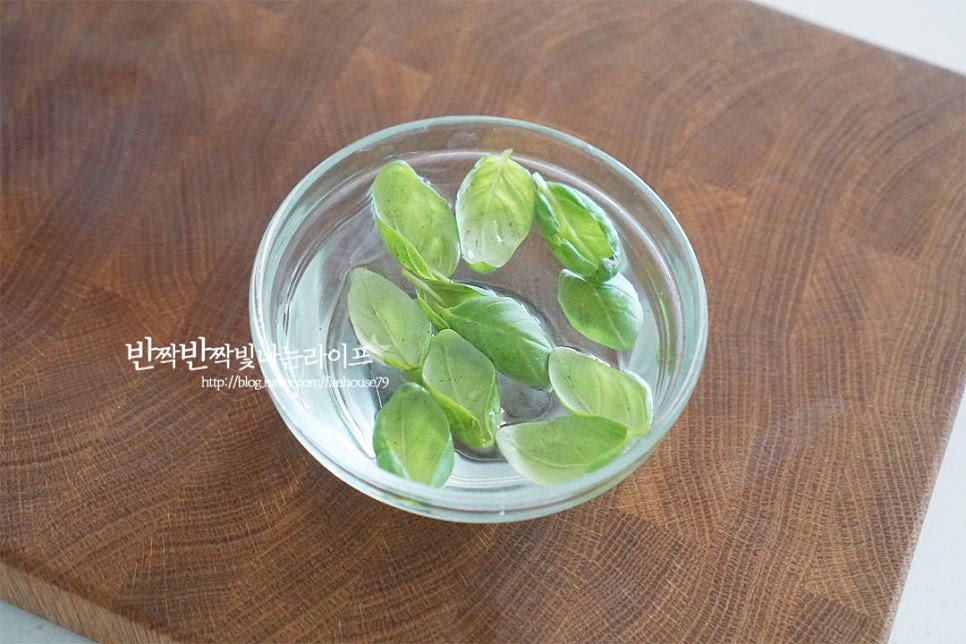 한입에 먹기좋은 베이비바질을 준비했어요. 잎이 연하기 때문에 조심히 손질해 주고 잎만 떼어내어 찬물에 담가 살짝 흔들어 씻은 뒤 물기를 제거해 줍니다.