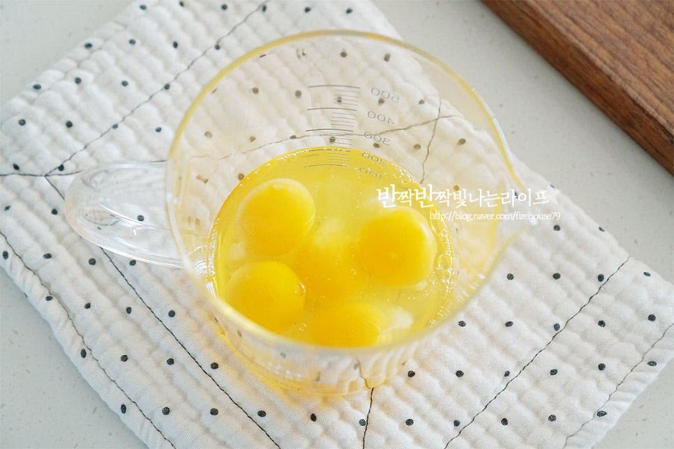 달걀을 볼에 깨뜨려 담아줍니다. 크기에 따라 5~6개 넣어 만들면 2~3인 가족이 먹기에 적당한 양이에요. 소금 1/3 작은 술, 황설탕 두 꼬집 우유 2 큰 술 넣어줍니다. 치즈가 들어가면 짠맛이 더해져 1/3 작은 술 넣어주었는데요. 간에 따라 1/2 작은 술 넣어주셔도 좋고, 만든 뒤 케첩을 곁들여 드시는 것도 좋습니다. 황설탕은 감칠맛을 더해주며 우유를 약간 넣으면 보드라운 식감으로 만들 수 있어요. 재료를 모두 넣어줍니다. 젓가락으로 곱게 풀어줍니다.