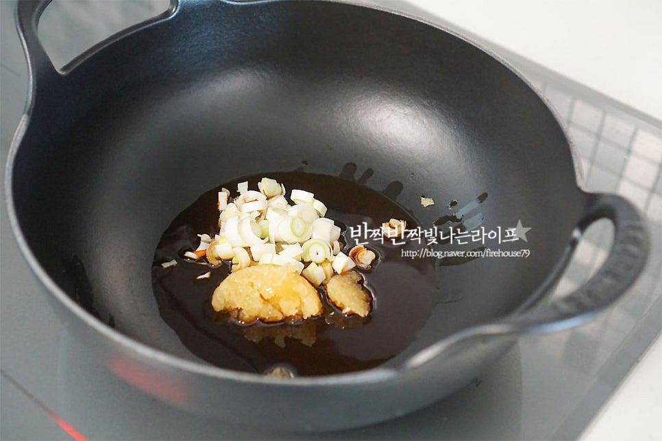 달군 팬에 고추기름 2 큰 술, 다진 마늘 1 큰 술, 다진 대파 1 큰 술 듬뿍 다진 고추를 넣고 같이 볶아 향을 내어줍니다. 1분 정도 중약 불로 볶아 향을 내어줍니다. 간장 1/2 큰 술, 간 돼지고기를 넣고 같이 볶아줍니다. 돼지고기는 취향껏 더 넣어주셔도 좋고요. 표면의 색이 익은 색으로 변하게 볶아 익혀줍니다.