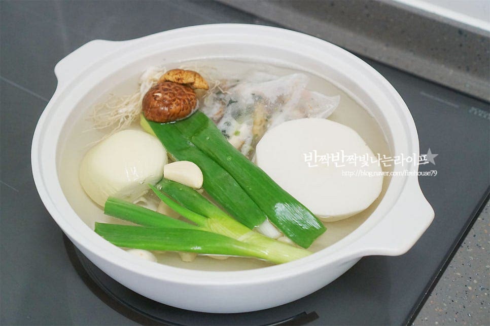 샤브샤브 육수를 준비해요. 가장 기본적인 깔끔한 버전이에요. 얼큰한 것도 좋아하지만 아이와 같이 먹을 땐 깔끔 담백하게 준비하곤 한답니다~ 냄비에 물 1.6L를 넉넉히 붓고 멸치육수팩 2개, 무 1/6개 대파 1대, 양파 소과 1개 건표고 2개, 통마늘 12쪽 을 넣고 끓으면 15분 끓여줍니다. 육수팩을 활용하면 보다 쉽게 맛을 우릴 수 있는데요. 없다면 멸치, 다시마, 황태포, 건새우 넣고 같이 끓여주세요. 진하게 국물을 우려야 재료를 데쳐 먹을 때 감칠맛이 더 좋아요~ 건더기는 건져낸 뒤 국간장 1 큰 술, 참치액(또는 쯔유) 1 큰 술 소금 약간 넣고 간을 해줍니다. 끓이면서 먹다 보면 맛이 더 진해지므로 입맛에 따라 간을 가감해 주어요.