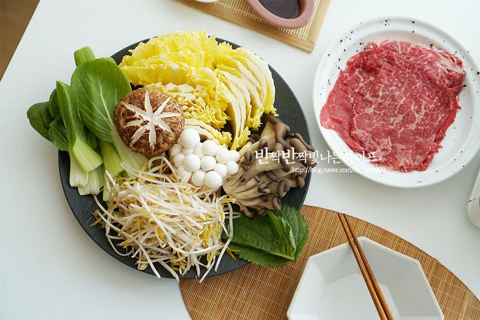 기본 준비가 끝나면 식탁 위에 먹기 좋게 플레이팅해줍니다. 보기 좋은게 먹기도 좋은 법 종류별로 푸짐하게 담아 올려주어요^^ 고기를 좋아하기에 냉장고에 넉넉히 소분해두고 중간중간 리필해먹었답니다~ 깔끔하게 유자청을 넣고 폰즈소스를 만들었어요. 앞서 말한 대로 기호에 따라 여러 가지 준비해 주세요. 육수를 담은 냄비를 올려 끓여줍니다. 보글보글 끓기 시작하면 채소와 버섯을 먼저 넣고 익혀줍니다. 반 정도 익으면 소고기를 넣고 익으면 먹으면 된답니다~ 고기는 너무 오래 끓이면 식감이 되려 질겨지므로 마지막에 살짝 익혀 드세요. 준비하는 가짓수가 많아서 얼핏 보면 어려울 것 같지만 막상 준비해 보면 정말 간단하답니다. 담백하게 맛을 살려 맛볼 수 있어 좋고 골고루 맛볼 수 있어 더 좋아요. 넉넉하게 준비해서 푸짐하게 맛보았답니다. 영상도 같이 담았어요. 소고기 샤브샤브 맛있게 즐기기 좋아하는 것들을 듬뿍 준비해서 푸짐하고 맛깔나게 만들어 드세요^^ 끄읕 !