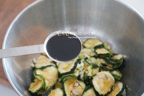 약간 두툼한 편이기 때문에 볶기 전에 조물조물 밑간을 해주면 간이 맛있게 어우러집니다. 국간장 2/3 큰 술, 액젓 1 작은 술 다진 마늘 1 큰 술, 들기름 1 큰 술을 넣어줍니다. 구수하면서도 감칠맛 나게 양념하는데 국간장과 액젓을 같이 넣으면 조금 더 풍부한 맛을 낼 수 있습니다. 입맛에 따라 묵나물 특유의 맛이 느껴진다면 설탕을 약간 넣어주면 그 맛을 줄일 수 있어요. 간이 밸 수 있도록 조물조물 버무려줍니다.