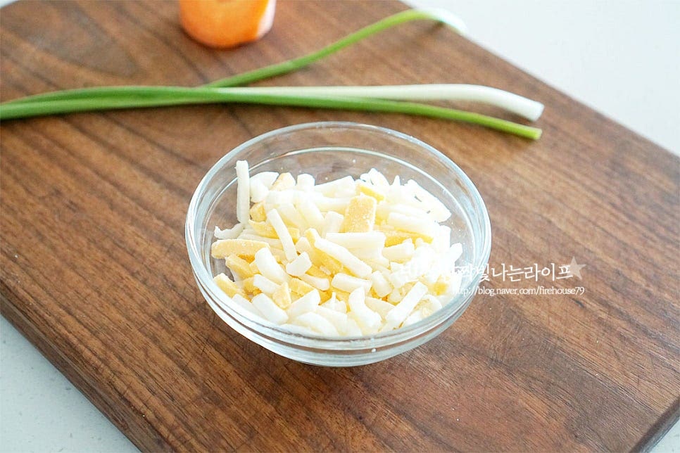 피자치즈를 준비해 주었어요. 모차렐라 이외에 체다 슬라이스치즈, 스트링치즈 등 취향껏 준비해 주시면 됩니다. 안에 넣을 야채는 잘게 썰어줍니다. 당근과 쪽파를 넣어주었는데 파프리카, 양파도 좋고 매운맛을 좋아한다면 청양고추를 잘게 다져 넣어도 별미에요.