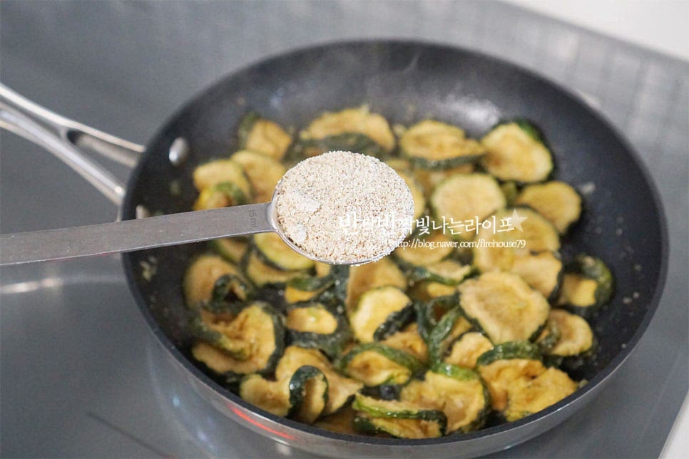 나물의 식감이 먹기 좋게 볶아지면 들깨가루 1 큰 술을 뿌려줍니다. 국물이 어느 정도 있는 상태에서 넣어주셔야 들깨가루가 부드럽게 섞입니다. 구수한 향미를 느낄 수 있어요. 입맛에 따라 양을 더해주셔도 됩니다. 불을 끄고 들기름 2/3 큰 술, 통깨 약간 뿌려서 완성합니다. 부족한 간은 소금으로 더해주세요. 건호박나물 특유의 향과 식감이 느껴지는 정월대보름에 먹는 묵나물로 쫄깃하면서도 촉촉한 구수한 풍미를 맛볼 수 있어요. 말린 특유의 맛과 향이 있답니다. 영상도 같이 담았어요. 호박고지는 미지근한 물에 충분히 불려 부드러운 식감을 더해주고, 간이 깊게 밸 수 있도록 국간장과 액젓으로 밑간하여 준 뒤 육수를 부어 촉촉하게 볶아 완성합니다. 말린 호박나물볶음 만드는 법 말캉하면서 부드럽게 어우러지는 구수하고 달큰한 감칠맛을 더해 요리해드세요. 끄읕 !