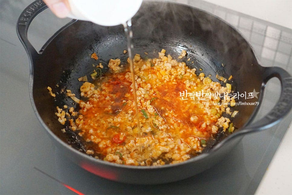 물 1컵을 먼저 부어줍니다. 물과 함께 땅콩버터를 넣고 잘 풀어줍니다. 덩어리지지 않게 잘 풀어준 뒤 두반장 소스 1/2 큰 술, 굴소스 1 큰 술 같이 넣어줍니다. 양념재료는 입맛에 따라 가감하시면 됩니다. 기본대로 만들어도 저는 맛이 좋았어요~ 두반장 요리로 마파두부 많이들 즐겨 드실 텐데요. 우리의 고추장 같은 소스로 매콤하면서 짠맛과 감칠맛이 나요. 국물 맛을 내는 중요한 포인트 중 하나랍니다~ 물 1컵을 추가로 넣고 끓여줍니다. 국물 색깔이 벌써부터 전문점 못지않게 근사하죠~ 간을 보면 깜짝 놀라요. 양념재료가 어우러지면서 끓어오르면 양송이와 팽이버섯을 넣어줍니다. 버섯이 익으면 데친 청경채도 같이 넣고 마무리해요.