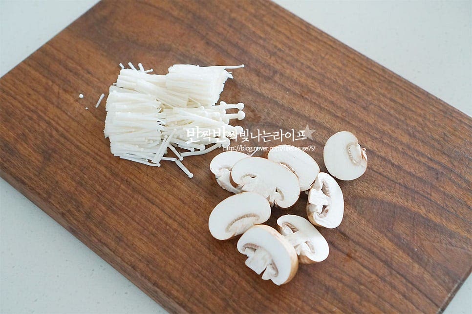 팽이버섯은 밑동을 잘라 먹기 좋게 2~3등분 하여 주고, 양송이버섯도 슬라이스해요. 이연복 탄탄면 기본 재료 이외에 좋아하는 조합을 곁들이셔도 좋아요. 원래는 얼갈이배추를 데쳐서 넣었는데 전 청경채가 있어 준비했어요. 청경채는 끓는 물에 살짝 데친 뒤 찬물에 헹구어 물기를 꼭 짜줍니다. 그럼 아삭하게 씹히는 식감이 좋아요. 대파는 흰 부분을 잘게 썰어주었고 취향껏 고추를 준비해 주시면 됩니다.