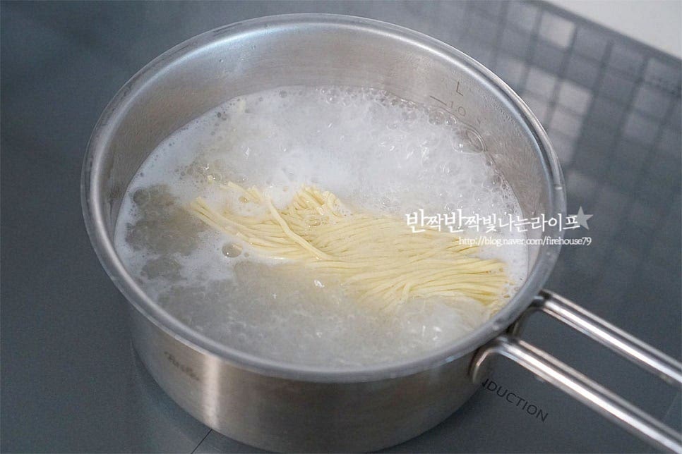 중화면을 삶아줍니다. 면 종류에 따라 삶는 법을 참고해 주세요. 저는 냉동면을 실온에서 1시간 정도 해동한 뒤 끓는 물에 3분 삶아주었어요. 면을 삶을 때 주의점은 끓는 물에 넣고 바로 젓지 않고 자연스럽게 풀어지기 시작하면 그때 저어서 익혀주셔야 면이 끊기지 않고 잘 풀어져 익어요. 삶은 면은 찬물에 헹구어 물기를 털고 그릇에 담아줍니다. 뜨거운 국물을 부어 담아줍니다. 마지막으로 견과류를 고명으로 곁들여 주어요. 견과류가 들어가면 중간중간 고소하게 씹히는 맛이 좋습니다. 그릇에 담아내니 외식하는 기분도 들고 보기에 정말 먹음직스럽죠~ 일단 얼큰 고소한 국물 맛이 일품이에요. 영상도 같이 담았어요. 중화면과 어우러지는 국물 맛 매콤한 맛과 함께 고소하게 어우러지고 곁들인 재료들의 조합이 맛있어 한 그릇 뚝딱했어요. 탄탄면 만들기 어렵지 않게 집에서 맛있게 만들어 드세요^^ 끄읕 !