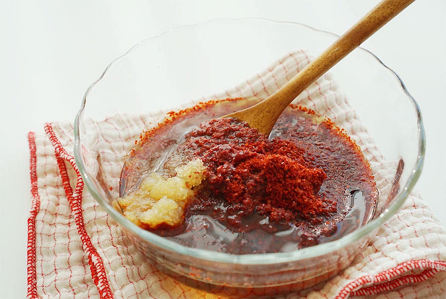 고갈비 양념을 만들어요. 고추장 2T, 고춧가루 2T, 간장 2T 매실청 1.5T, 다진 마늘 1T 설탕 0.5T, 올리고당 0.5T 맛술 1T, 생강술 1T 참기름 1T, 후추 약간 넣고 섞어줍니다. 대파 흰 부분도 다져서 같이 넣어줍니다. 고명으로 올릴 쪽파와 홍고추, 청양고추는 잘게 썰어 준비해 주었어요. 생략해도 되지만 같이 올려주면 색감도 보기 좋고 먹을 때 향과 식감이 잘 어울려요.