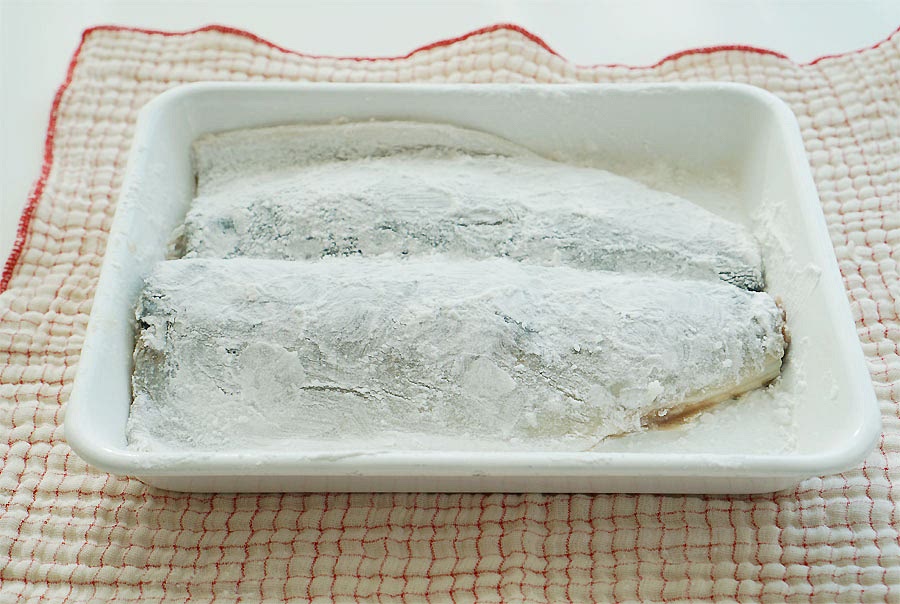 노릇노릇 구워요. 고등어는 물기를 닦아내고, 전분가루를 골고루 묻혀줍니다. *생선을 구울 때 전분을 묻혀주면 양념이 잘 스며들기도 하고 껍질까지 바삭하게 구울 수 있어요. 팬에 식용유를 넉넉히 두르고 전분 옷을 털어내고 구워줍니다. 고등어 굽는법 팁을 알려드리자면 껍질 부분이 바닥을 향하게 먼저 구워주면 기름이 적당히 나와서 고소하고 맛있게 구울 수 있어요. 앞뒤로 뒤집어가며 노릇노릇 구워요. 거의 다 익었으면 키친타월로 기름을 닦아내어줍니다. 그리고 양념을 발라준 뒤 앞뒤로 뒤집어 구워줍니다. *소스가 타지 않도록 약불에서 구워줍니다. 맛있게 구워지면 그릇에 담아 썰어둔 고명을 올려줍니다. 밑간에서부터 굽는법 까지 영상 레시피를 함께 보면 쉽게 따라 만드실 수 있어요. 담백하고 고소한 맛에 매콤 짭조름함이 더해져 밥반찬으로, 안주로 먹기 딱입니다. 껍질까지 바삭한 게 양념이 잘 배서 맛이 좋아요. 보통 밖에서 사 먹으면 석쇠에 구워져 나오는데 집에서 손쉽게 만들려면 전분가루 옷 입혀 바삭하게 튀기듯 구워주면 석쇠 없이도 맛있게 즐길 수 있어요. 고갈비는 한 번씩 구워 먹음 정말 별미가 아닌가 싶어요. 매콤한 양념에 구워 먹음 또 다른 매력을 맛볼 수 있답니다. 생선은 밑간을 한 뒤 전분가루를 묻혀 바삭하게 구워줍니다. 소스를 발라 앞뒤로 구워주면 집에서도 특별한 메뉴를 즐길 수 있어요. 끄읕 ! 고등어무조림은 아래 영상 레시피를 봐주세요.