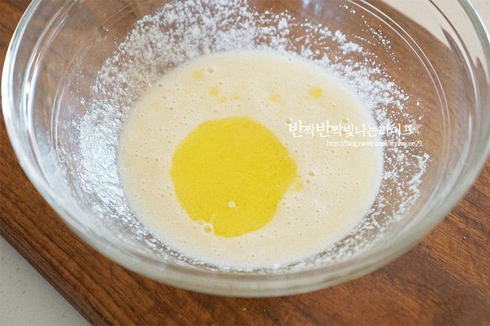 녹인 버터를 넣어 분리되지 않게 잘 섞어줍니다. 버터는 전자레인지로 20~30초 정도 데워주었고 40~45도 정도의 온도입니다. 재료가 어우러지게 잘 섞어줍니다.