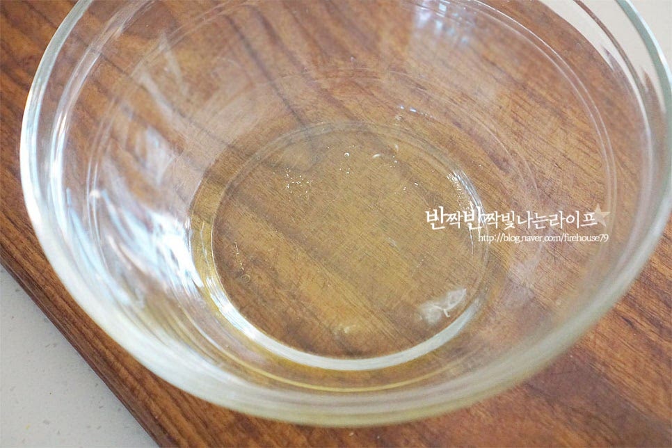 흰자는 실온 상태로 준비해 줍니다. 가볍게 풀어준 뒤 설탕과 바닐라 익스트랙을 넣어줍니다. 저는 설탕량을 25g으로 줄여 만들었어요. 가볍게 풀어줍니다.