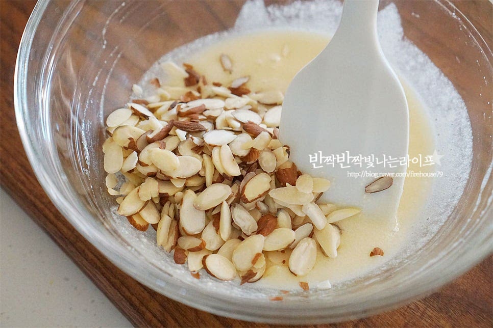 아몬드 슬라이스를 넣고 반죽해요. 반죽을 잘 섞은 뒤 냉장실에서 30분~1시간 휴지해줍니다. 바로 구우셔도 되고요.