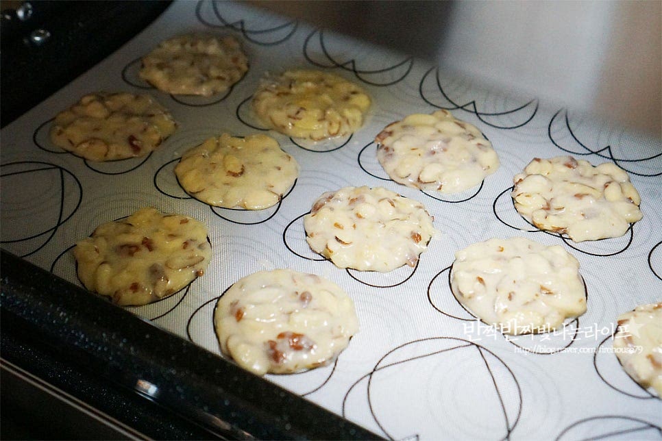 150도로 예열한 오븐에 150도 11분 구워줍니다. 기기의 사양에 따라 온도와 시간은 조절해 주세요. 노릇노릇 구워지면 망에 올려 식혀줍니다. 기와 모양으로 둥글게 만들고 싶다면 식기 전에 밀대와 같은 둥근 붕에 감싸 동그랗게 모양을 잡아주셔도 좋아요. 저는 집어먹기 좋게 납작한 모양으로 만들었어요. 기호에 따라 아몬드 대신 코코넛으로 만들어도 좋아요. 완전히 식힌 뒤 먹어보면 바삭바삭한 식감이 매력인데요. 얇게 펼칠수록 식감이 더 바삭해요. 저는 중간에 몇 개는 조금 두툼하게 올려져서 바삭하면서 쫀득하게 구워졌어요. 초간단 재료로 만들 수 있는 과자라 초보 베이킹으로 쉽게 만들 수 있답니다. 남는 계란흰자 요리로 활용하기도 좋고요. 영상도 같이 담았어요. 아몬드튀일 맛있게 만들어 드세요^^ 끄읕 !