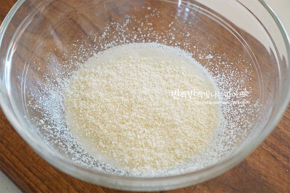 설탕 입자가 어우러지면 아몬드가루 또는 박력분을 체에 내려 섞어줍니다.