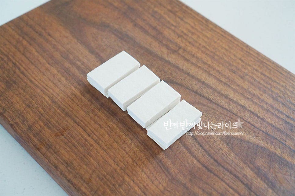 한입에 집어먹기 좋게 잘라줍니다. 네모, 세모와 같은 모양으로 잘라주시면 됩니다. 먹기 좋게 자른 뒤 서로 붙지 않게 그릇에 담아줍니다. 올리브오일 1 큰 술, 소금과 후추 약간 넣고 밑간을 하여주세요. 올리브오일 대신 식용유, 아보카도 오일, 현미유 등 기호에 따라 준비해 주세요. 소금은 허브솔트, 맛소금 입맛에 맞게 곁들여 주시면 됩니다. 검은깨도 같이 넣어 고소함을 더해주었어요. 오일이 고르게 어우러지도록 조물조물 버무려줍니다. 밑간이 고르게 되어야 구웠을 때 식감과 맛이 더 좋아요.