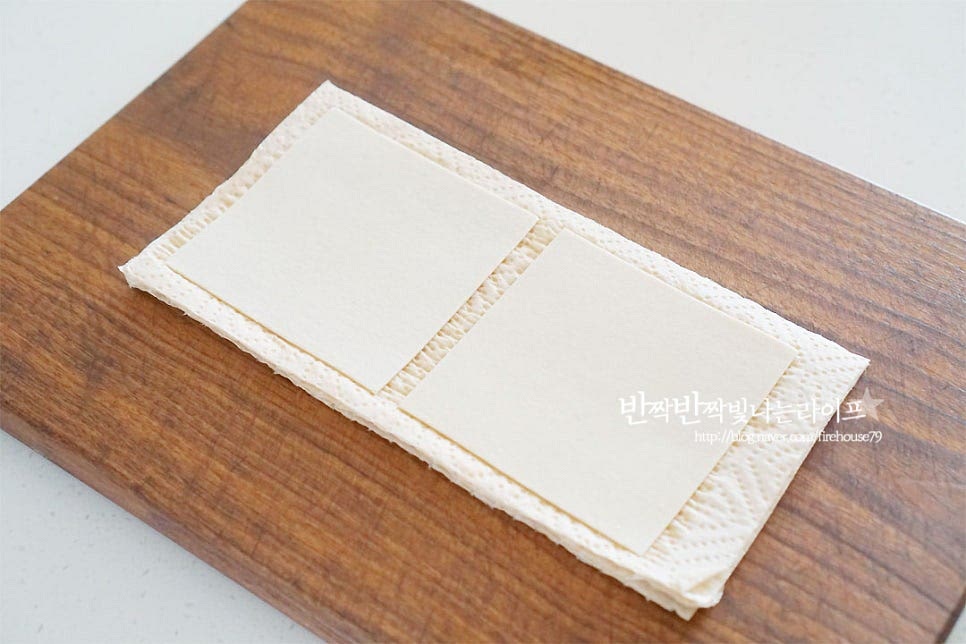 두부를 얇게 포를 떠서 만들어 일반적인 모두부를 압축한 느낌인데요. 과자로 만들어 먹어도 좋고 쌈두부로 닭 가슴살이나 채소를 싸서 먹어도 잘 어울려요. 바삭한 식감을 위해 먼저 키친타월로 물기를 꼼꼼하게 제거해 줍니다. 물기를 제거해 주어야 과자의 식감을 살릴 수 있어요.