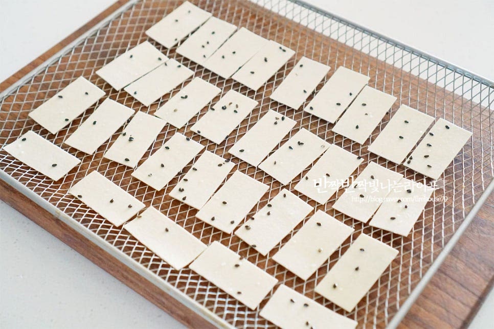 에어프라이어 바스켓에 담아줍니다. 겹치는 부분이 잘 익지 않아 어느 정도 간격을 두고 겹치지 않게 담아주었어요. 180도 15분 정도 구워줍니다. 기기의 사양에 따라 구워지는 정도를 보고 시간과 온도는 가감해 주세요. 오븐형이라 뒤집지 않고 구웠는데 바스켓형이라면 중간에 한번 뒤적여주면 더 바삭하게 구울 수 있어요. 만져보면 바삭바삭하면서 약간 갈색빛이 나게 잘 구워졌어요. 한 김 망에 식혀 바삭함을 살려 그릇에 담아 드시면 됩니다. 뜨거울 때 뭉쳐두면 눅눅해지니 망에 올려 식혀주시면 좋아요. 영상도 같이 담았어요. 두부 특유의 고소함이 구워서 바삭함까지 더해져 담백 고소한 다이어트 두부과자에요. 은근 손이 가는 맛이랍니다. 포두부 요리 식감을 살린 과자로 맛있게 만들어 드세요^^ 끄읕 !