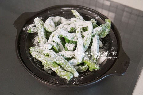 김이 오른 찜기 위에 재료를 올립니다. 식감이 물러지지 않도록 찌는 것이 중요한데요. 뚜껑을 덮고 5분 정도 쪄줍니다. 5분 뒤 뚜껑을 열어보면 날가루 없이 촉촉하게 익었어요. 간편하게 전자레인지로 4분 정도 조리해 주셔도 됩니다. 바로 쪄서 김이 나고 뜨거울 때는 찹쌀가루가 찰기가 있어 서로 붙기 쉬우니 넓은 볼에 펼쳐줍니다.