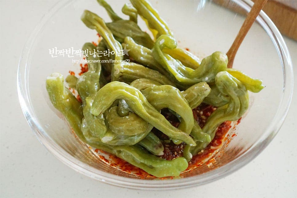 만들어둔 양념에 넣고 버무려줍니다. 찹쌀가루 옷을 입혀서 간이 더 맛있게 어우러지고 눅눅하지 않고 촉촉하게 맛볼 수 있습니다. 바로 만들어 먹음 부드럽게 쫀득하고 식혀서 먹으면 아삭한 식감을 맛볼 수 있어요.